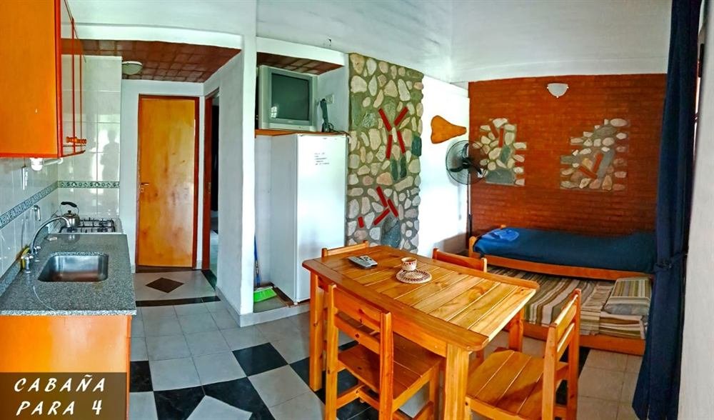 Interior de una cabaña familiar para 4 a 5 personas en Complejo Laguna Azul, Los Molles, San Luis