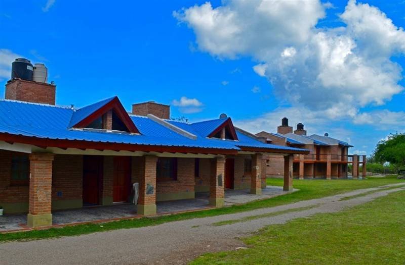 Cabañas para dos con galería y techos azules en Complejo Laguna Azul, Los Molles, San Luis