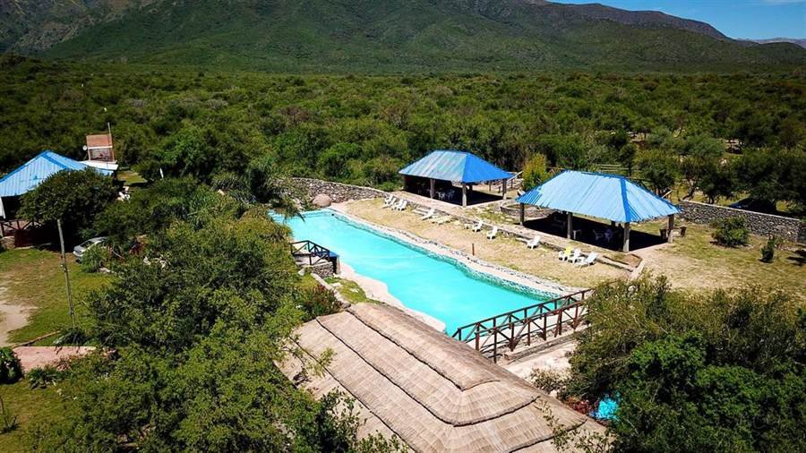 Vista aérea del parque, los quinchos y la piscina en Complejo Laguna Azul, Los Molles, San Luis