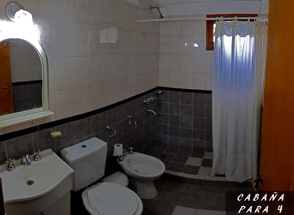 Baño completo de una cabaña en Complejo Laguna Azul, Los Molles, San Luis