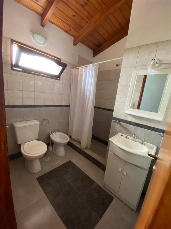 Baño con ducha de una cabaña en Complejo Laguna Azul, Los Molles, San Luis