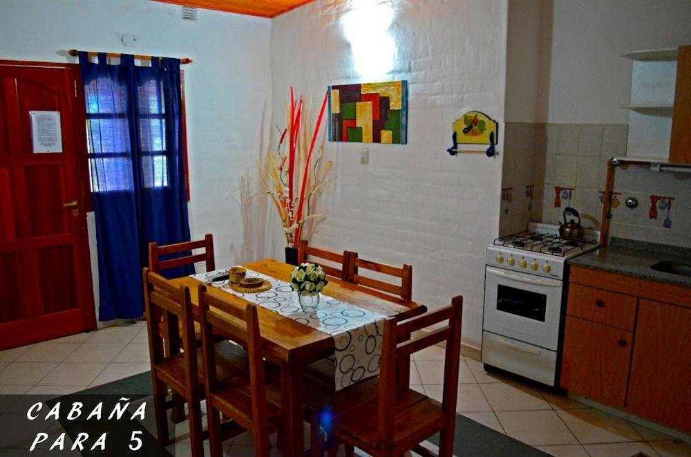 Cocina equipada y comedor de una cabaña en Complejo Laguna Azul, Los Molles, San Luis