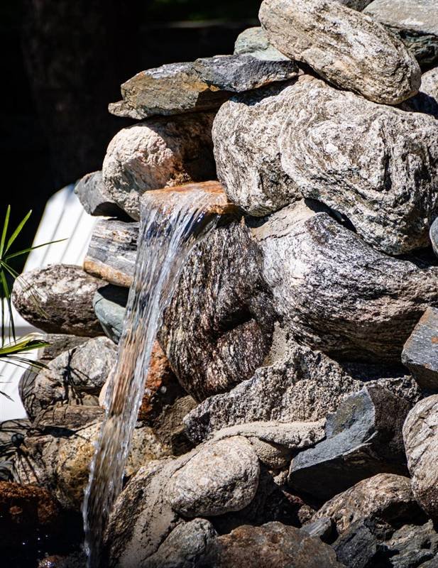 Fuente de piedra natural en el parque de Complejo Laguna Azul, Los Molles, San Luis