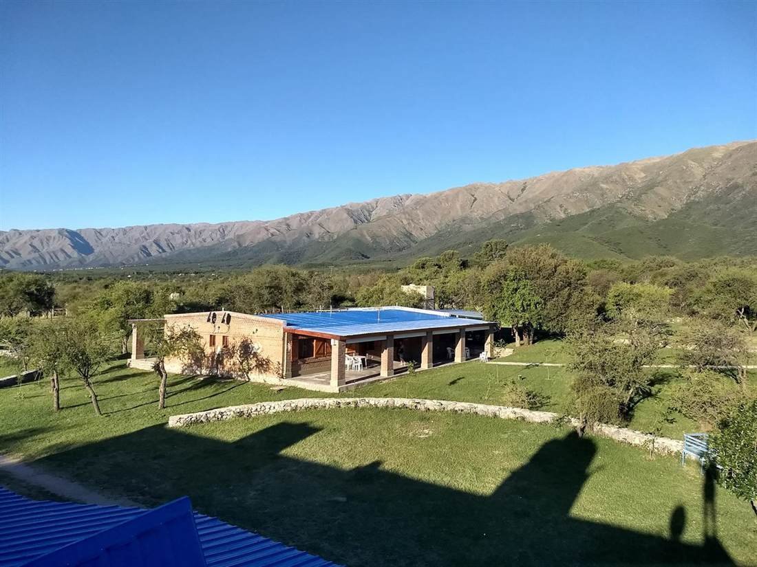 Parque de 4 hectáreas con árboles y sierras de fondo en Complejo Laguna Azul, Los Molles, San Luis