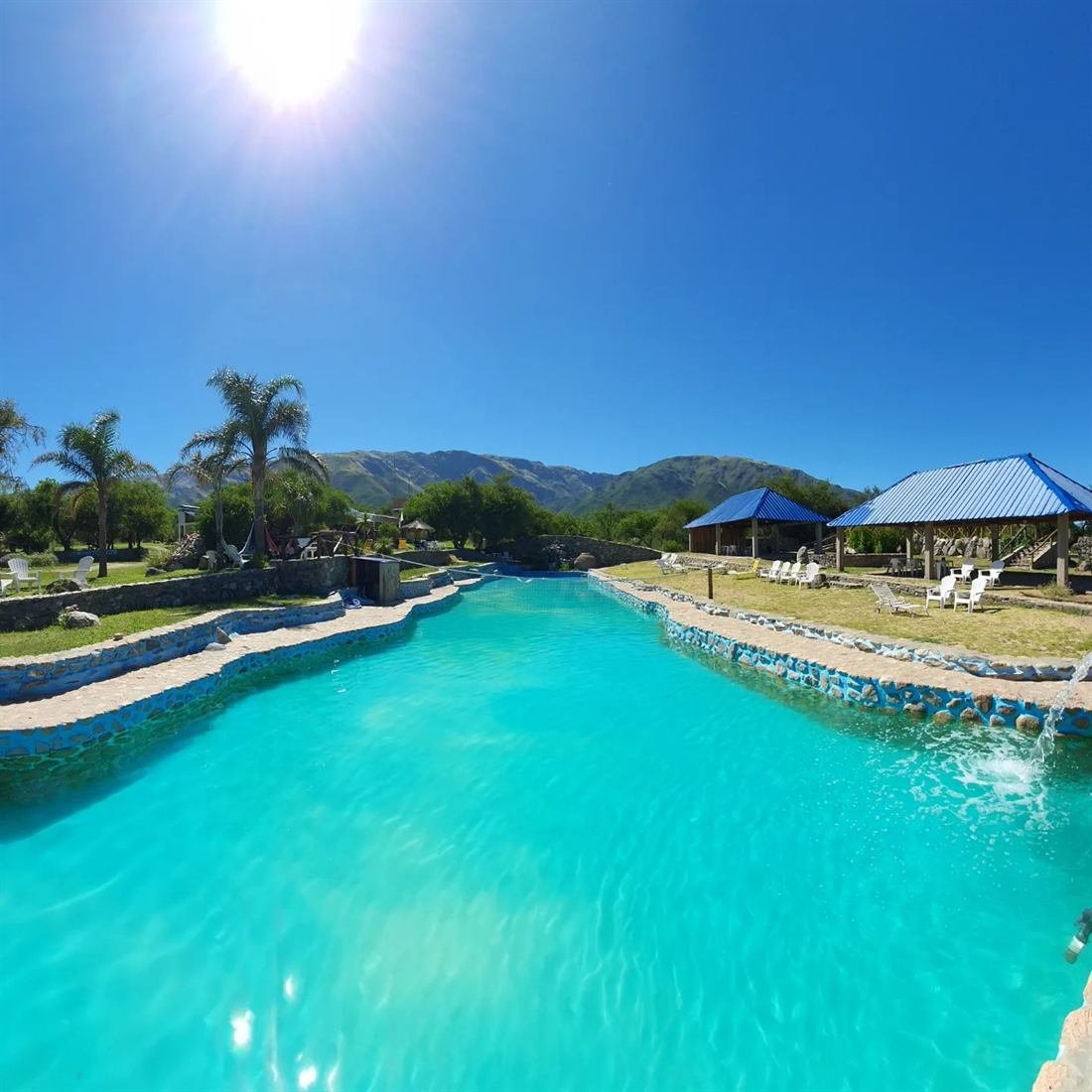 Piscina recreativa de 60 metros con quinchos y sierras de fondo en Complejo Laguna Azul, Los Molles, San Luis