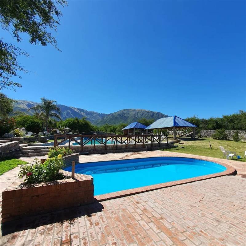 Piscina de relax con reposeras en Complejo Laguna Azul, Los Molles, San Luis